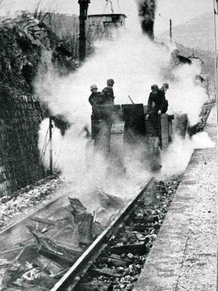 <p>Genieri tedeschi divelgono le traversine di una linea ferroviaria.</p>
