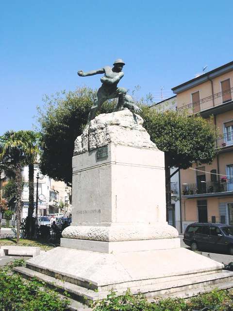 <p>Castelforte, il monumento è ancora oggi al suo posto, muto testimone dei combattimenti del 1944.</p>