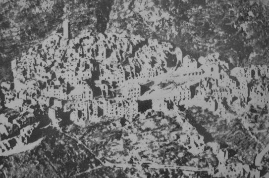 <p>Il paese di Castelforte in una veduta aerea. Le strutture murarie delle case hanno resistito alle esplosioni, ma gli interni sono completamente crollati.</p>