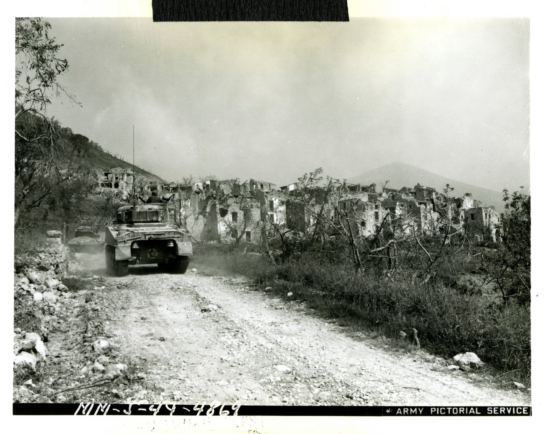 <p>Maggio 1944, un carro armato "Sherman" del 755th Tank Battalion costeggia le rovine del paese di Santi Cosma e Damiano.</p>