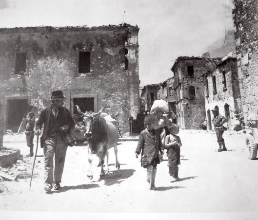 <p>Una famiglia italiana rientra in San Giorgio a Liri il 16 maggio 1944 trascinando, caso<br /> del tutto eccezionale, una mucca scampata alle razzie dei tedeschi ed ai saccheggi<br /> francesi.</p>