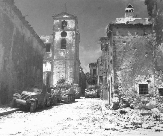 <p>Mezzi militari americani parcheggiati nel paese di San Giorgio a Liri, il 16 maggio 1944.<br /> - Fred Vittiglio e Fernando Fiorillo, Foto di guerra, Lamberti, Cassino, 1984.</p>