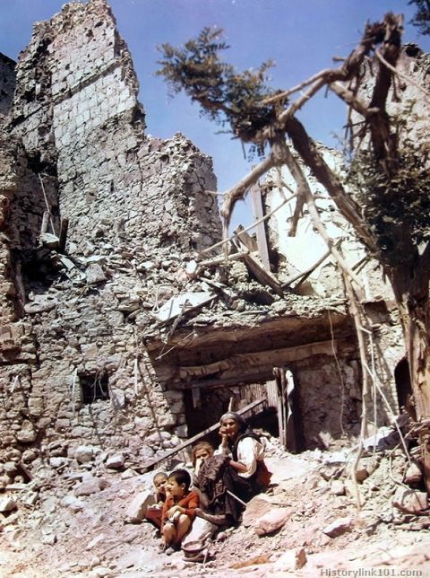 <p>Castelforte, maggio 1944, un fotografo americano ha ripreso donne e bambini fra le rovine<br /> del paese.</p>