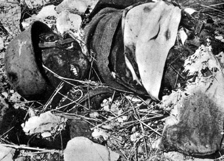 <p>I resti di un paracadutista tedesco.</p>