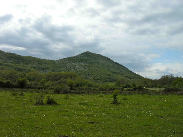 <p>2 maggio 2009. Il monte Maio, dalla cui vetta gli osservatori tedeschi potevano dominare<br /> la Valle del Liri.</p>