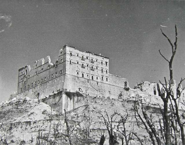 <p>Una veduta delle rovine dell’Abbazia, riprese il 18 maggio 1944. Ingrandendo l’immagine si possono scorgere i soldati polacchi che perlustrano la base del colossale muraglione, rimasto miracolosamente in piedi (si veda l'immagine 2557 con il particolare).</p>