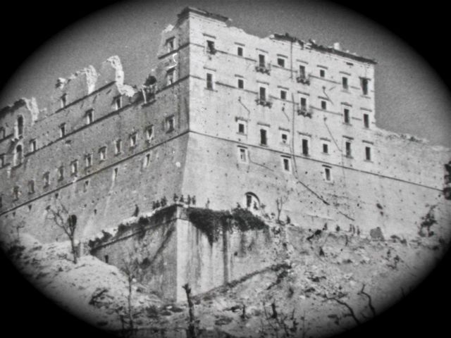 <p>Una veduta delle rovine dell’Abbazia, riprese il 18 maggio 1944. Si possono scorgere i soldati polacchi che perlustrano la base del colossale muraglione, rimasto miracolosamente in piedi (particolare dell'immagine 2556).</p>