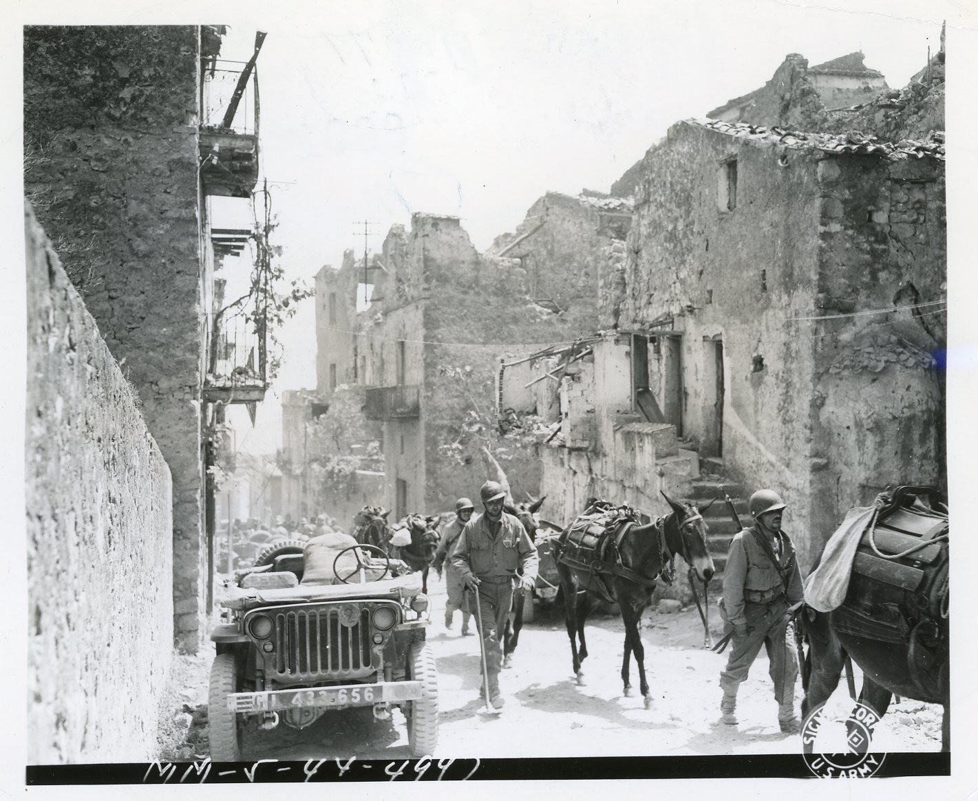 <p>14 maggio 1944. Una colonna di salmerie marocchina in transito per Castelforte.<br />Cortesia Davide Simeone.</p><p class='eng'>French Moroccan Goumiers moving up road from Castleforte on way to the front.<br />Fifth Army, Castleforte area, Italy. 14 May 1944. (5/14/1944). National Archives and Records Administration, College Park, Maryland (111-SC-190079).</p>