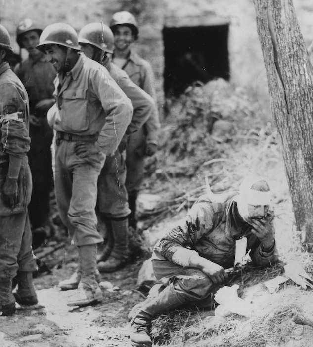 <p>15 maggio 1944. Un fante algerino ferito soccorso da infermieri del 3e Bataillon Médical della 3a divisione di fanteria algerina ad Ausonia.</p>