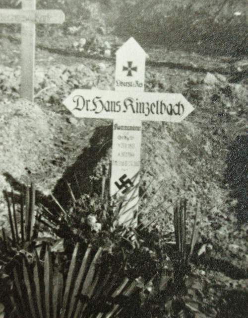 <p>La tomba del colonnello Dr. Hans Kinzenbach, comandante del I.R. 131 dal 3.4.1943, nel cimitero militare di Roccasecca. Cadde a Colle Abate il 29 gennaio 1944.</p>