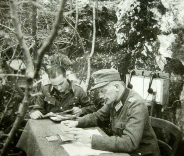 <p>Atina (Frosinone), 10.4.1944, il colonnello R. Koschela (a destra), comandante dal 6.11.1943 al 4.7.1944 del Reichs-Grenadier Regiment 134, e il tenente Schaefer, al comando tattico del reggimento. (Cortesia di S. Vazon Colla)</p>