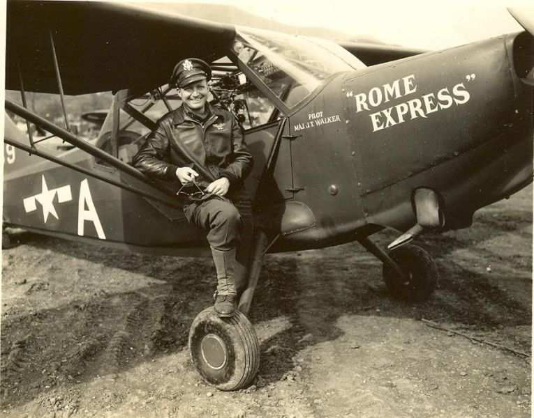 <p class='eng'>Lt. Col. John Thornton Walker with "Rome Express".</p>