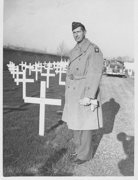 <p class='eng'>Gen. Mark Clark at Lt. Col. John Thornton Walker's gravesite.</p>