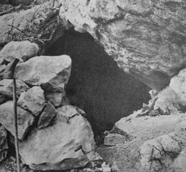 <p>Una delle caverne naturali utilizzate dai tedeschi sulla quota 593.</p>