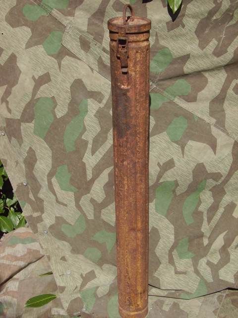 <p>Cassa mobile stagna in metallo per una granata da 7,5 cm Pak.40 (Panzerabwehrkanone 40).<br /> Chiusura con un uncino. Una cerniera articolata. Un'impugnatura di trasporto in metallo sul<br /> coperchio. Questo tipo di cassa mobile ha successivamente lasciato posto ad una cassa in legno<br /> meno costosa. Dimensioni: 103 x 11,5.</p>