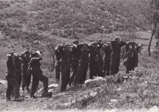 <p>Un gruppo di prigionieri tedeschi catturati dai polacchi.<br />Cortesia Giancarlo Langiano.</p>