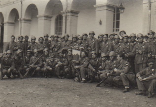 <p>1945, artiglieri del 5° reparto Salmerie da Combattimento "Monte Cassino" con la drappella del reparto.</p>