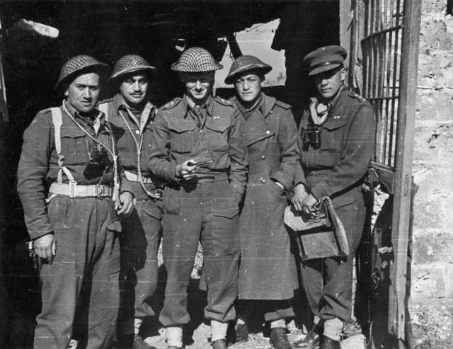 <p class='eng'>DA-05441-F - Members of the Maori Battalion on the 5th army front, Cassino, Italy, 9 February, 1944, photographed by George F Kaye. From left: Captain J C Reedy, Captain R Tutaki, Lieutenant Colonel R R T Young, Lieutenant Moana Raureti, Captain George T Marsden.</p>