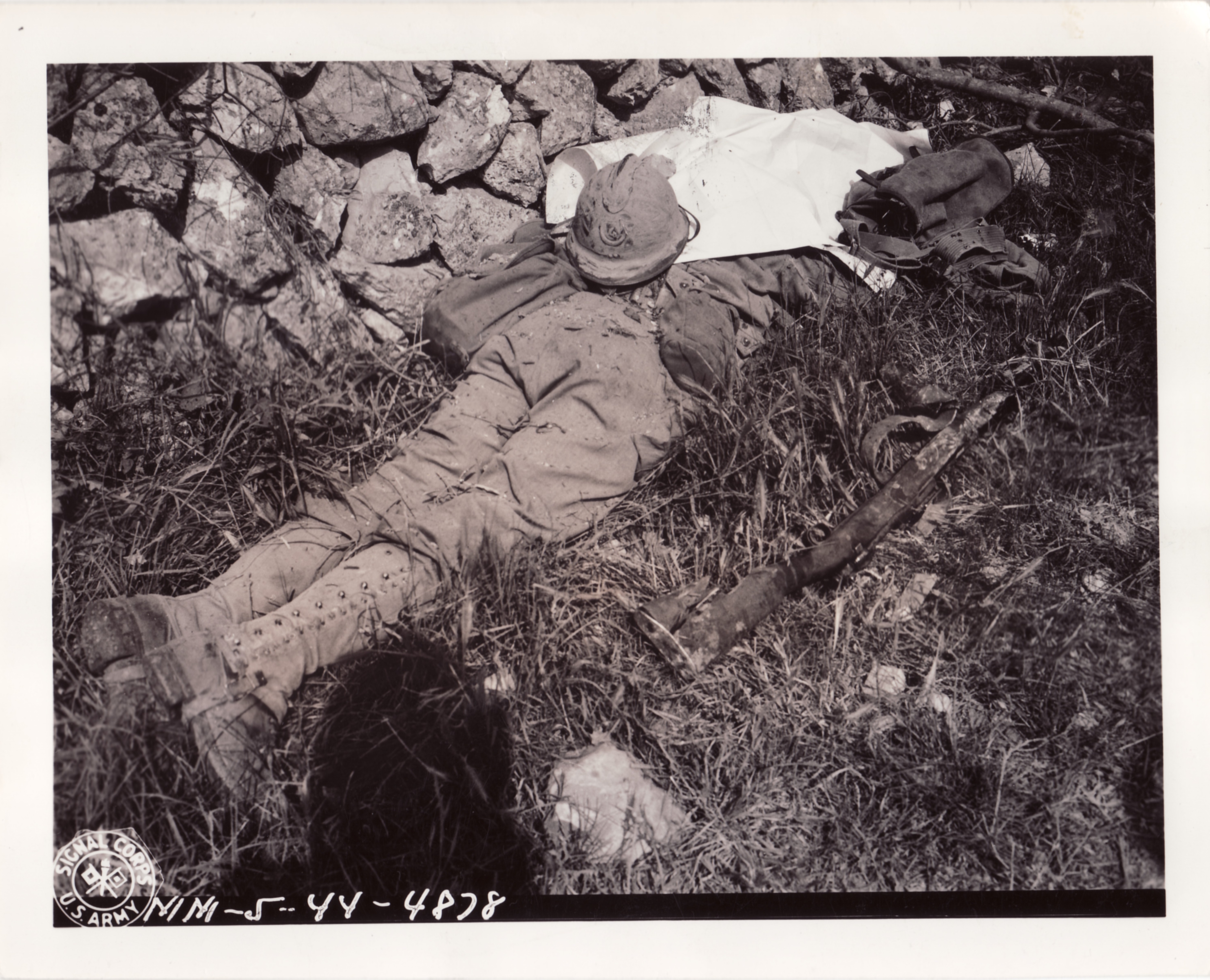 <p class='eng'>13 my 1944 MM-5-44-4878<br />FIFTH ARMY, CASTLEFORTE AREA, ITALY.<br />HIS HEAD COVERED WITH MAPS AD HIS BROKEN RIFLE BESIDE HIM, THIS TUNISIAN INFANTRYMAN LIES DEAD ON THE ROAD TO CASTLEFORTE.<br />PHOTO BY ROONEY<br />163RD SIGNAL PHOTO CO.</p>