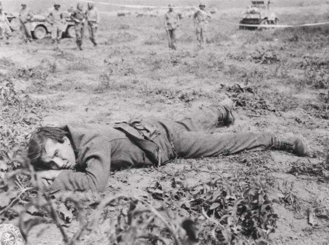 <p>Un prigioniero tedesco intrappolato in un campo minato.</p><p class='eng'>Castelforte, Italy. Date taken: May 1944. Photographer: US Signal Corps.</p>