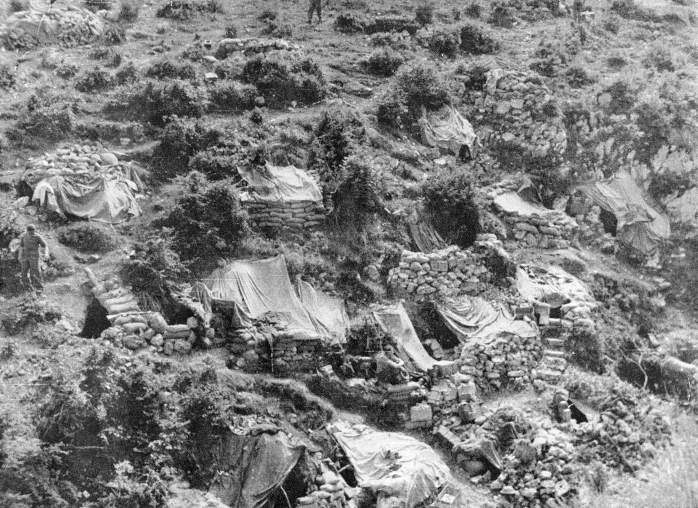 <p>Montecassino, maggio 1944, trinceramenti dei Lanceri di Podolia sul versante di S. Onofrio (Monte Maggio).<br />(Foto W. Gryksztas, 3 Dywizja Strzelkòw Karpackich w Italii, Firenze, 1945)</p>