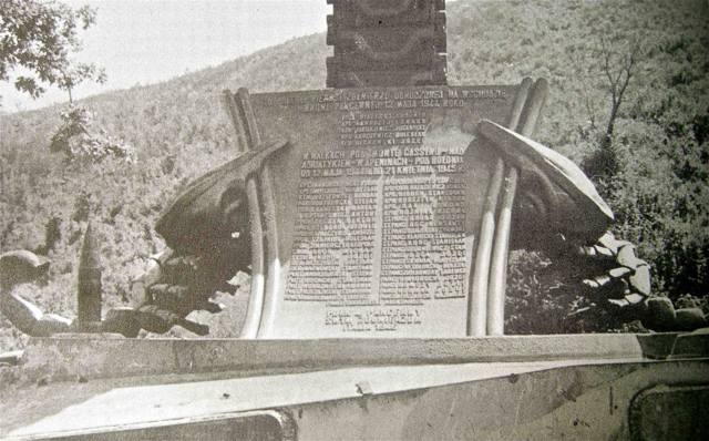 <p>La targa contenente i nomi dei caduti durante la campagna d’Italia, sormontati da quelli delle vittime nell’esplosione del carro armato. Sono ben visibili i due scorpioni in bronzo, dei quali uno è stato rubato da ignoti.</p>
