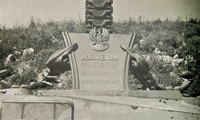<p>La targa con la dedica ai caduti durante la campagna d’Italia sormontata dall’aquila polacca in bronzo, rubata da ignoti.</p>