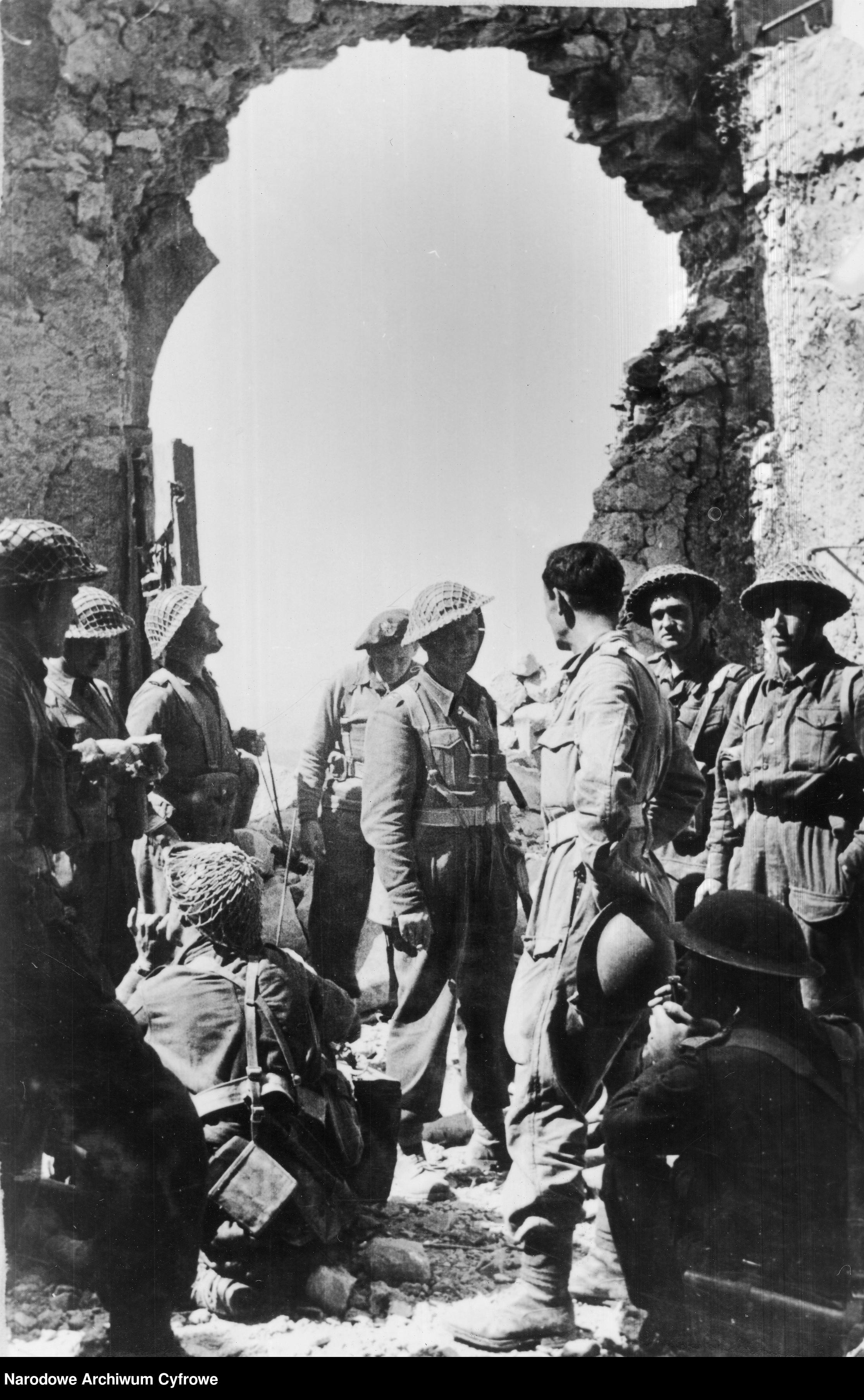 <p>Maggio 1944, soldati polacchi tra le rovine di Piedimonte San Germano.</p><p class='eng'>1944/05/25<br />Infantry soldiers and the Independent 2nd Armored Brigade.<br />NAC 3/24/0/-/458/13</p>