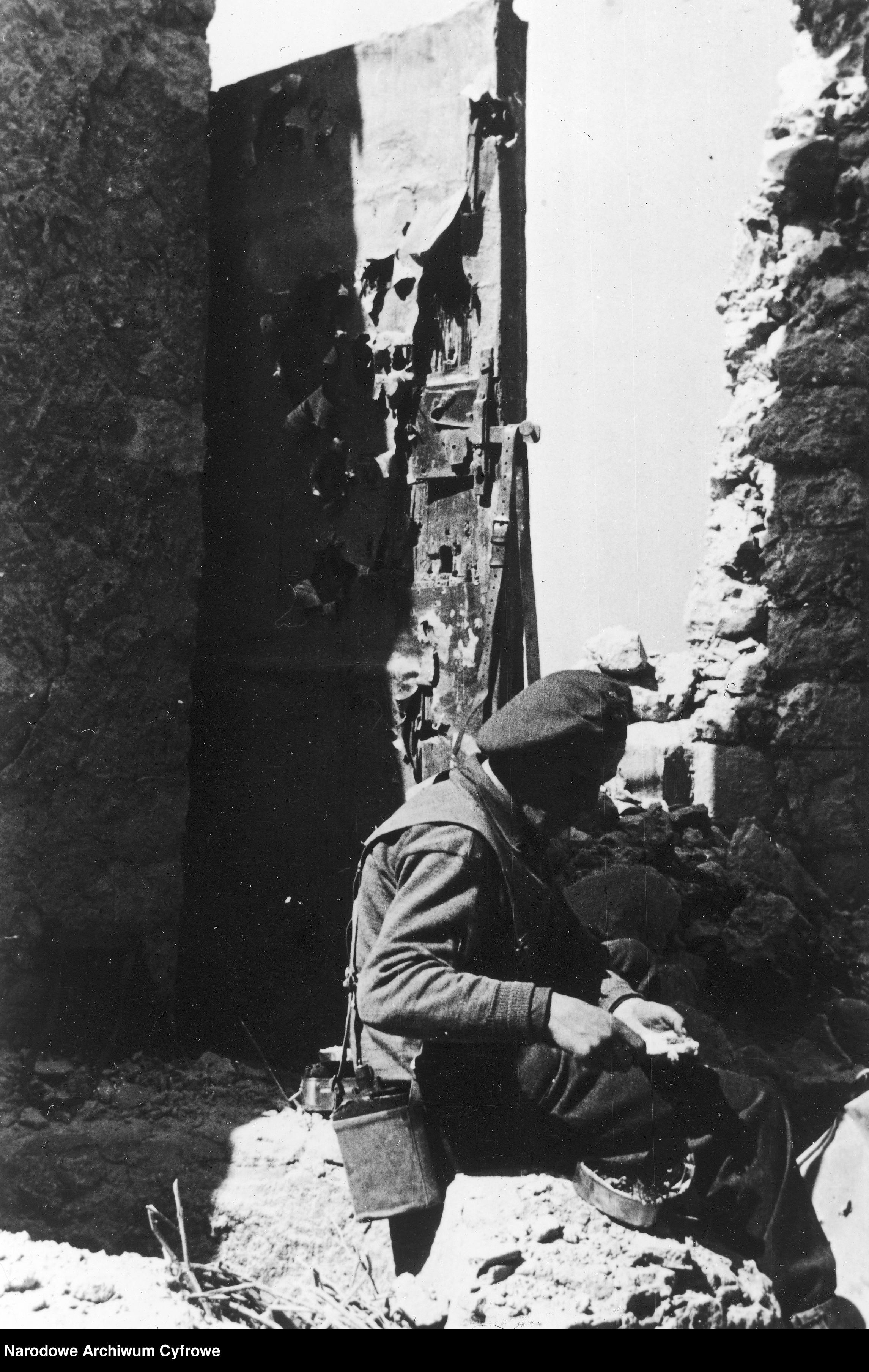 <p>Maggio 1944, un soldato polacco tra le rovine di Piedimonte San Germano.</p><p class='eng'>1944/05/25<br />Walker's breakfast.<br />NAC 3/24/0/-/458/16</p>