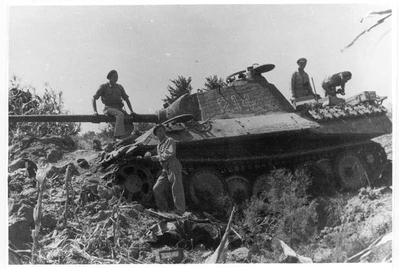 <p>Luglio 1944, linea del Metauro. Il carro "Pantera" 214 colpito.</p>