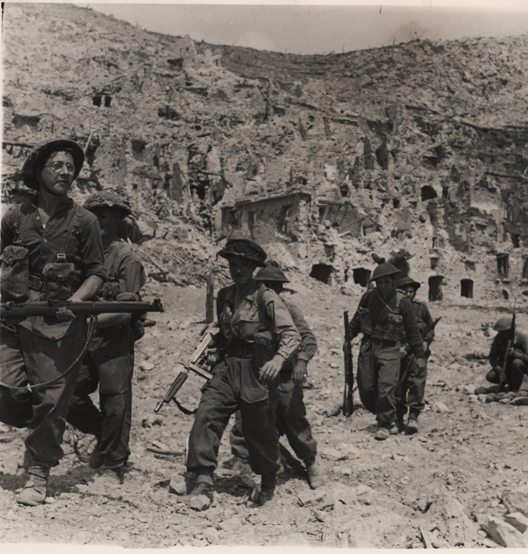 <p class='eng'>Infantry of the East Surrey Regiment enter the ruins of Cassino, 18 May 1944. Bowman (Sgt). ©IWM (NA 14989)</p>