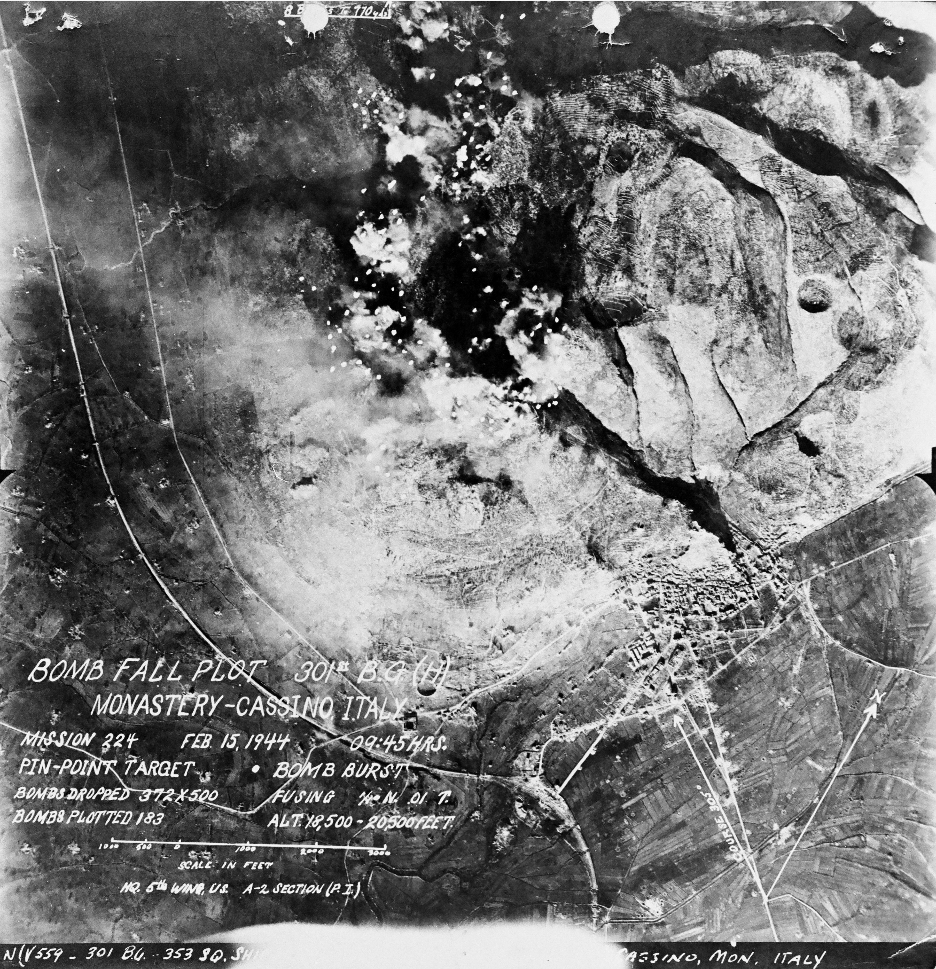 <p>Fotografia scattata da un aereo del 353rd Bomb Squadron.</p><p class='eng'>February 15, 1944 - 09:45: aerial view, bomb dropped of Montecassino Abbey.</p>