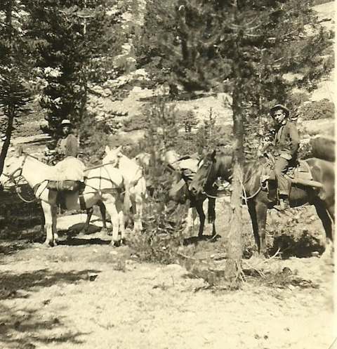 <p>Clay al suo primo lavoro nel 1930 in una foto scattata sulle montagne dell'Alta Sierra in California.</p><p class='eng'>Clay first job as a back country Ranger for the US Forest service in a picture taken in 1930, in the High Sierra mountains of California.</p>