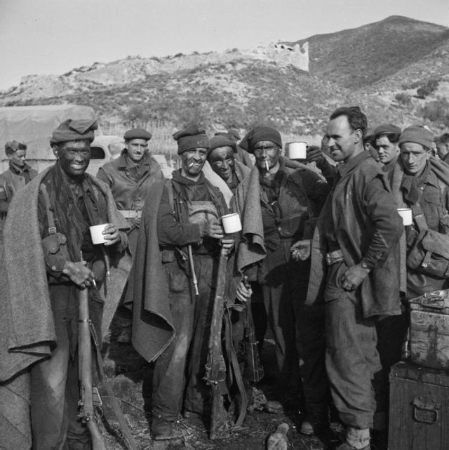 <p class='eng'>Commandos, swathed in blankets, enjoy their tea after returning from the raid.<br />Taken by Sgt. Mott. 30.12.43. © IWM (NA 10449)</p>