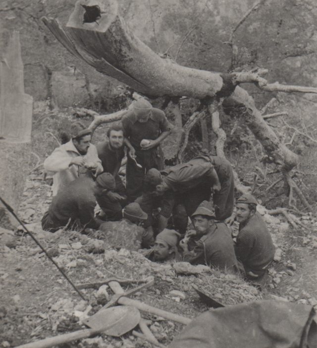<p>Italia, primavera 1944, Alpini del battaglione "Piemonte" a Monte Marrone. (Foto G. Donati, Verona, in "Immagini della Storia. Gli Alpini dal 1872", Torino, 1988)</p>