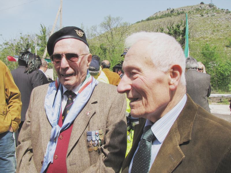 <p>25/04/2010. Giovanni Tatoni (a dx), reduce del 67° Reggimento Fanteria,, alla cerimonia per l'inaugurazione del monumento del LI Btg. Bersaglieri "Montelungo".</p>