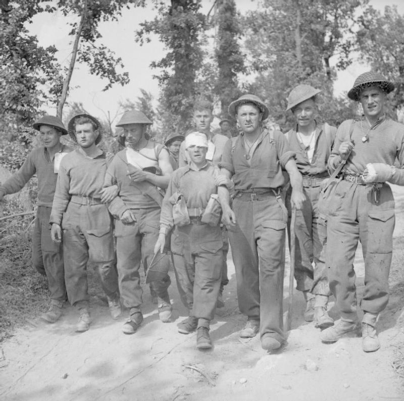 <p class='eng'>Walking wounded coming back from the line for treatment during the attack across the River Gari (Rapido) on the Gustav Line, 14 May 1944. ©IWM (NA 14766)</p>