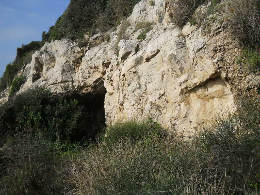 <p>Una delle numerose grotte sui pendii di Monte d'Argento.</p>