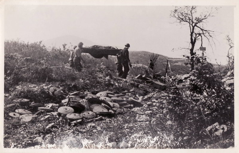 <p>Montecassino, primavera 1944, sminatori italiani al recupero delle salme insepolte dei caduti. (Archivio privato, Cassino)</p>