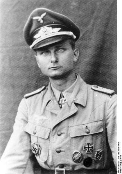 <p class='eng'>Siegfried Jamrowski,Oberleutnant Chef VI./Fsch.Jäg.Rgt 3.<br />Joined IR2 1936. Later Infantry Instructor. Joined FJ 1940. Served Crete, Russia ,Sicily. Company commander under Foltin at Cassino. Awarded KC for his service in the battle. Commanded III./FJR3 in 1945, promoted to Major. <br /><br />https://forum.axishistory.com/</p><p class='eng'>Bundesarchiv_Bild_146-2006-0086,_Siegfried_Jamrowski</p>