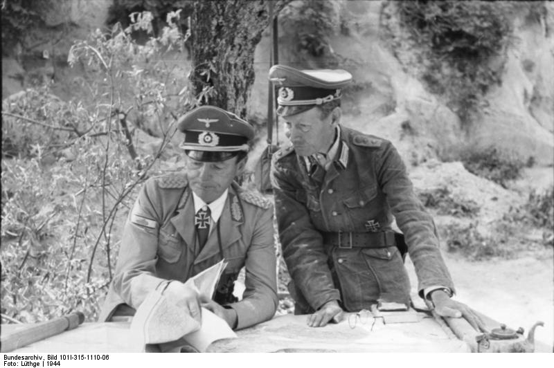 <p>Il generale Ernst Gunther Baade (sx), comandante della<br />90.Panzergrenadier-Division dal 20/12/1943 al 9/12/1944.</p><p class='eng'>3990-Bundesarchiv_Bild_101I-315-1110-06,_Italien,_Offiziere_bei_Lagebesprechung</p>