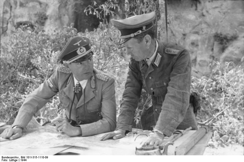 <p>Il generale Ernst Gunther Baade (sx), comandante della<br />90.Panzergrenadier-Division dal 20/12/1943 al 9/12/1944.</p><p class='eng'>Bundesarchiv_Bild_101I-315-1110-09,_Italien,_Offiziere_bei_Lagebesprechung</p>