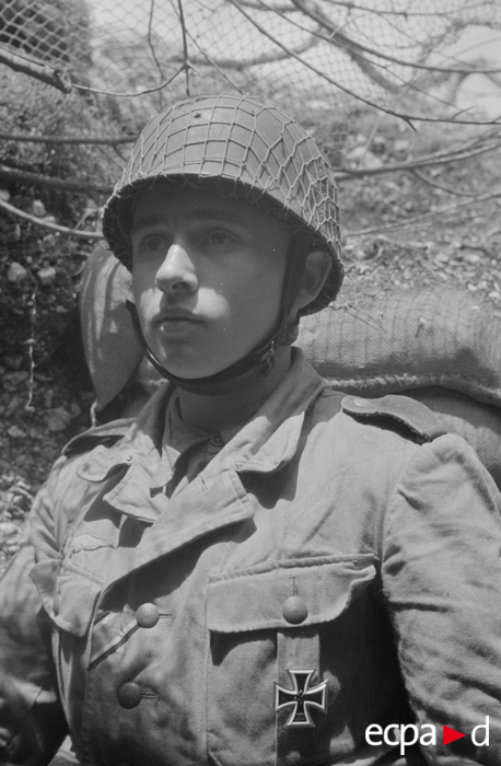 <p class='eng'>Description : Le 22 mai 1944, le chasseur (Jäger) Herbert Fries reçoit la croix de fer de première et seconde classes pour avoir repoussé les attaques alliées d’une tourelle de char Panther (Jagdpanzers IV de 7,5 cm Panther Kuppel, Sd.Kfz.162/1) lors des combats menés pour défendre la position ouest de Piedimonte San Germano sur le front de Cassino. Il détruisit vingt blindés alliés entre le 21 et le 24 mai 1944.<br />Date : 22-24 mai 1944. Lieu : Monte Cassino, Latium, Italie. Photographe : Zscheile (Kriegsberichterzug XI.Flieger-Korps). Origine : Fonds allemand / ECPAD. Référence : FALLAOK-F2095-L37.</p>