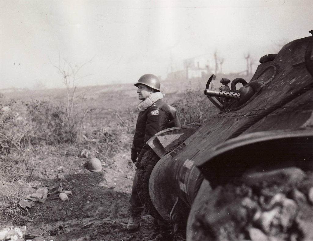 <p class='eng'>Major General Geoffrey Keyes, commander of the U.S. II Corps, next to a tank near the front on January 22, 1944, the day of the Rapido River attack.</p>