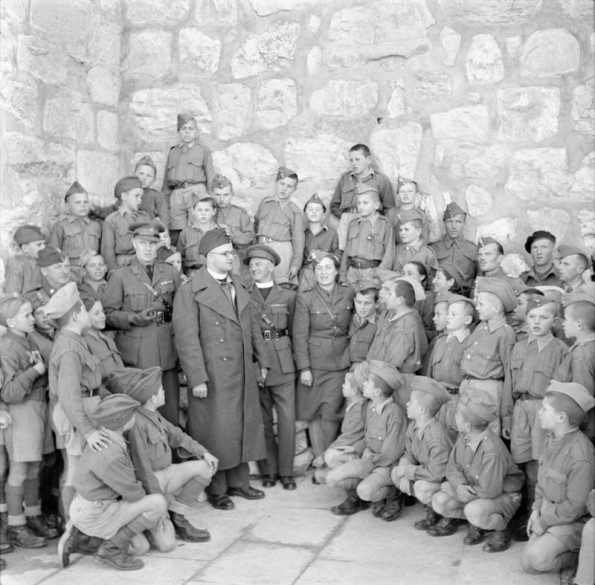 <p>25 dicembre 1943, bambini polacchi, orfani dei genitori deportati in Siberia, assistono alle cerimonie di Natale a Betlemme, in Palestina. (Internet)</p>