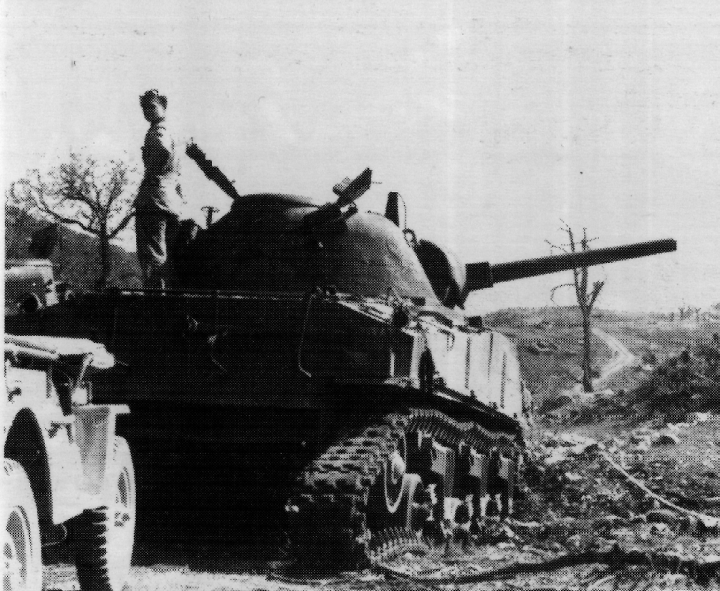 <p class='eng'>Sherman named 'PIRAT' of the CO of the 3rd platoon, 2nd Squadron, 4th Armoured Regiment, damaged by mine.</p>