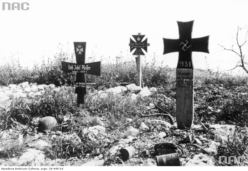 <p>Masseria Albaneta, maggio 1944, tombe di soldati tedeschi abbandonate nella zona.</p><p class='eng'>Groby niemieckich żołnierzy pod Mass Albaneta.</p>