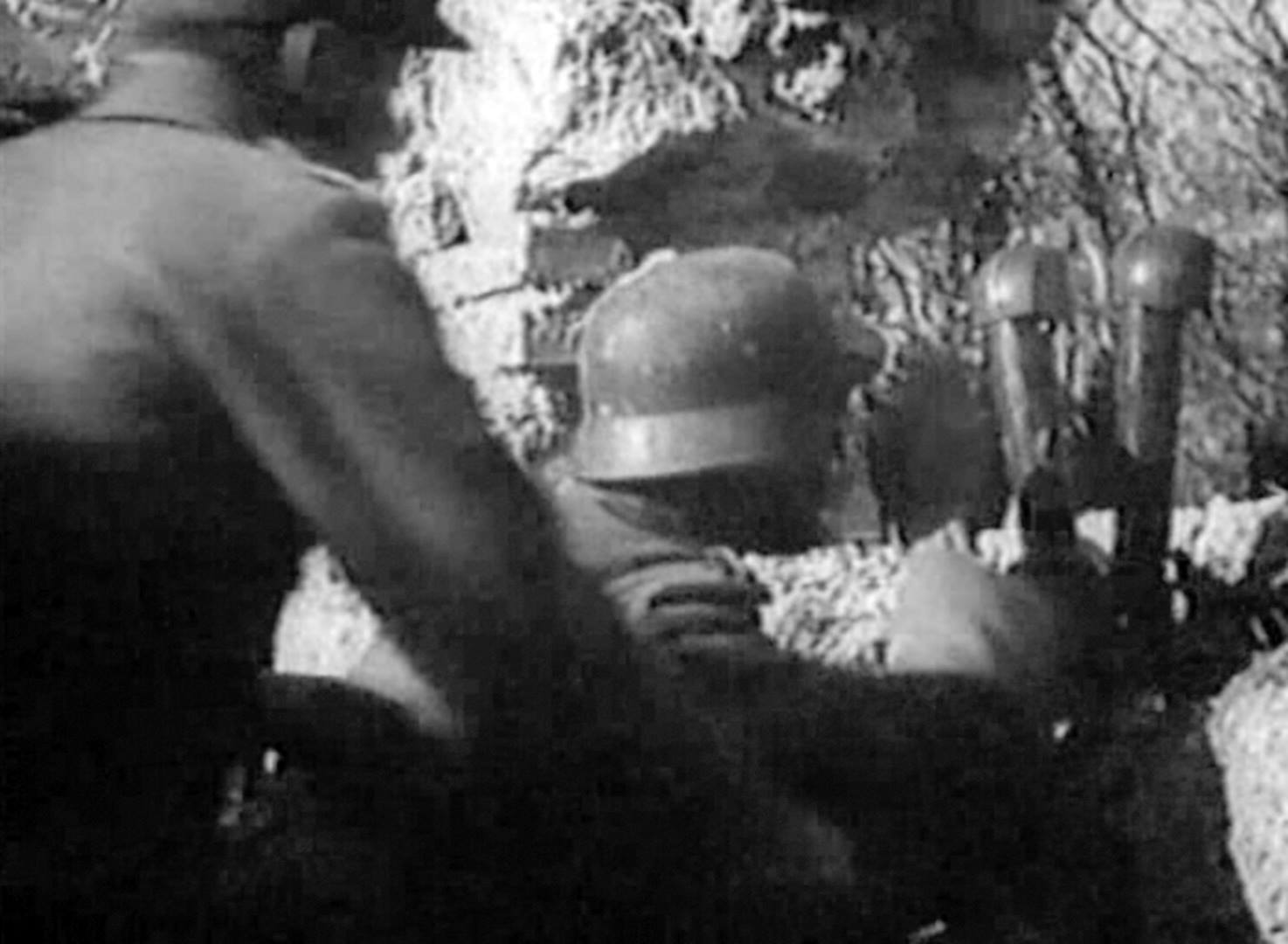 <p>1944, posto di osservazione tedesco all’interno delle mura della Masseria Albaneta. Frame tratto da un cinegiornale tedesco. (Cortesia del Sig. Mauro Lottici)</p>