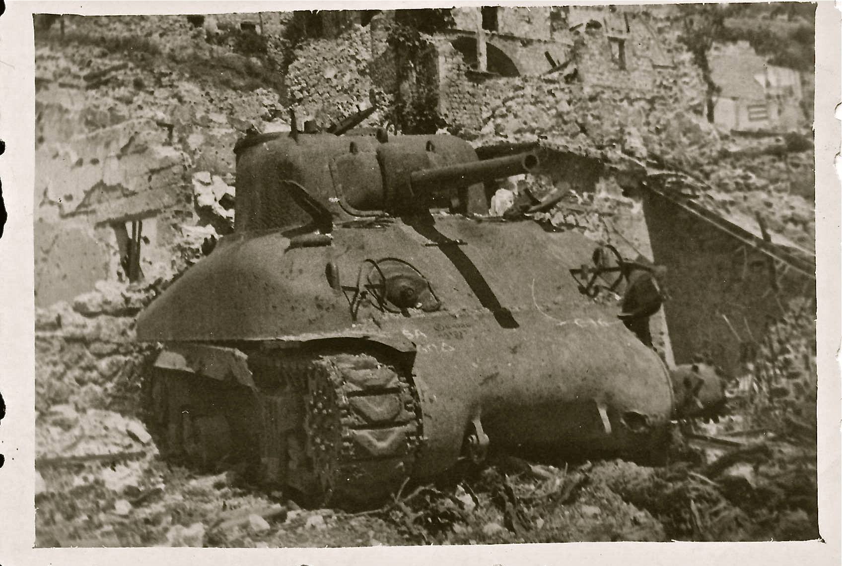 <p class='eng'>Cassino, May 19, 1944. It is a tank hit by the Germans in the northern suburbs of Cassino, near the prison ("the Jail") during the clashes in early February 1944. It is not clear whether it belonged to the 756th or 760th US Tank Battalion. The photograph was taken by a Polish artilleryman.<br /><br />We thank Giancarlo Langiano for confirming the location of the shot.</p>