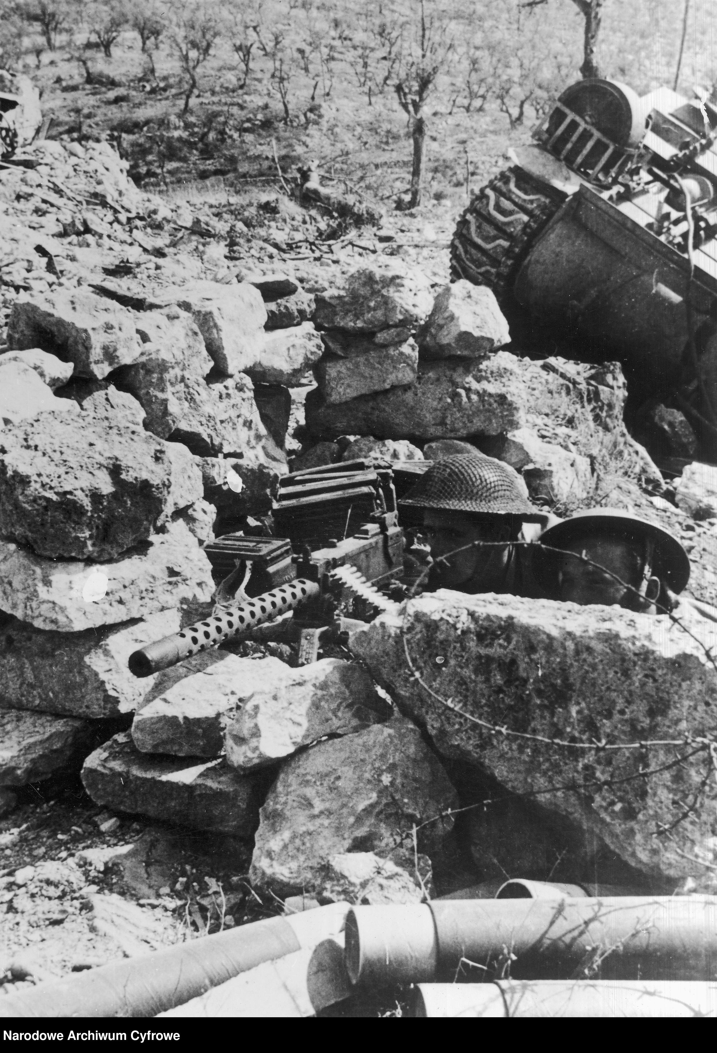 <p class='eng'>1944/05<br />The firing position of Polish soldiers with the M1919 machine gun.<br />NAC 3/24/0/-/457/3</p>